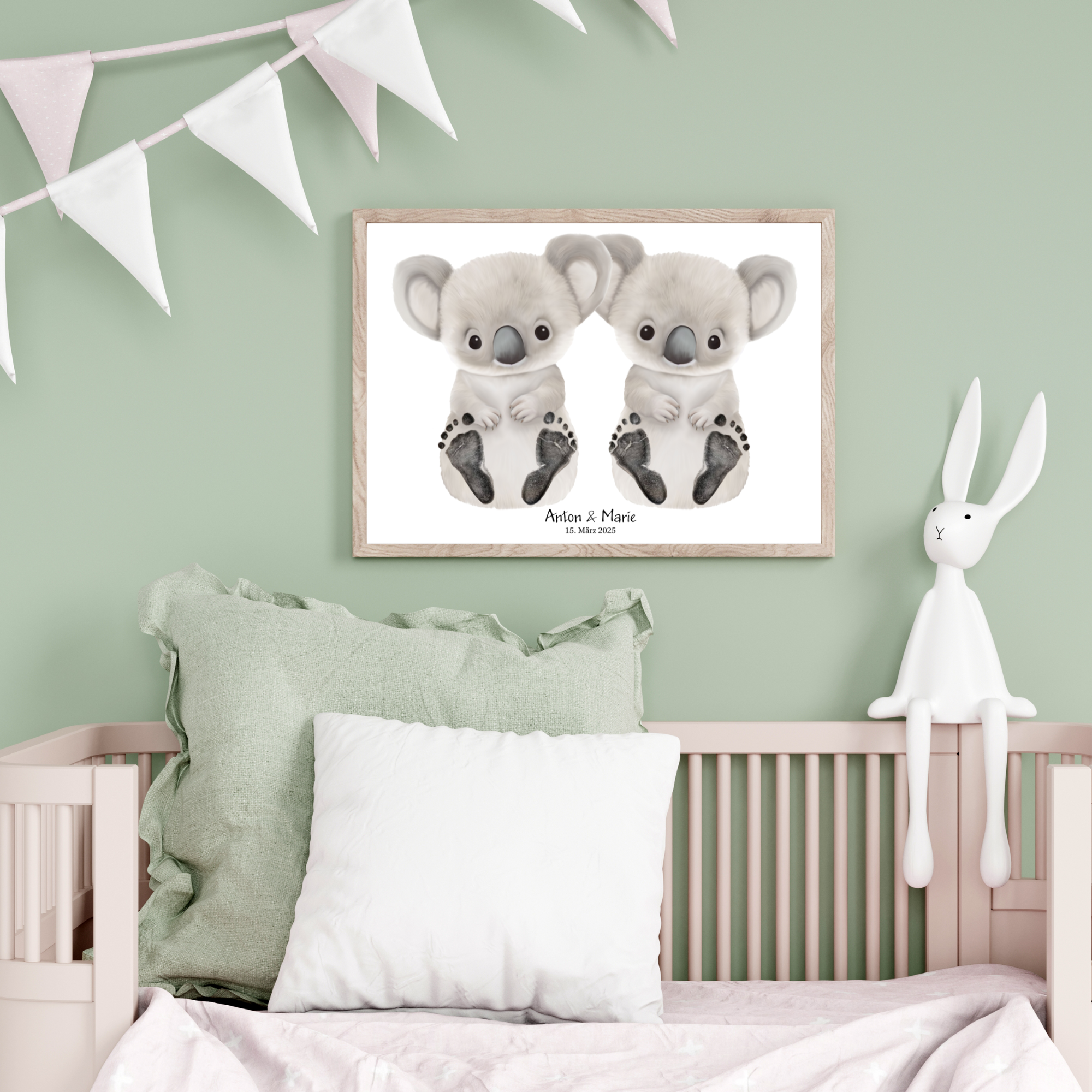 Twins Koala Scandi Kinderzimmer beiger Rahmen Girlande Grün Mockup quer