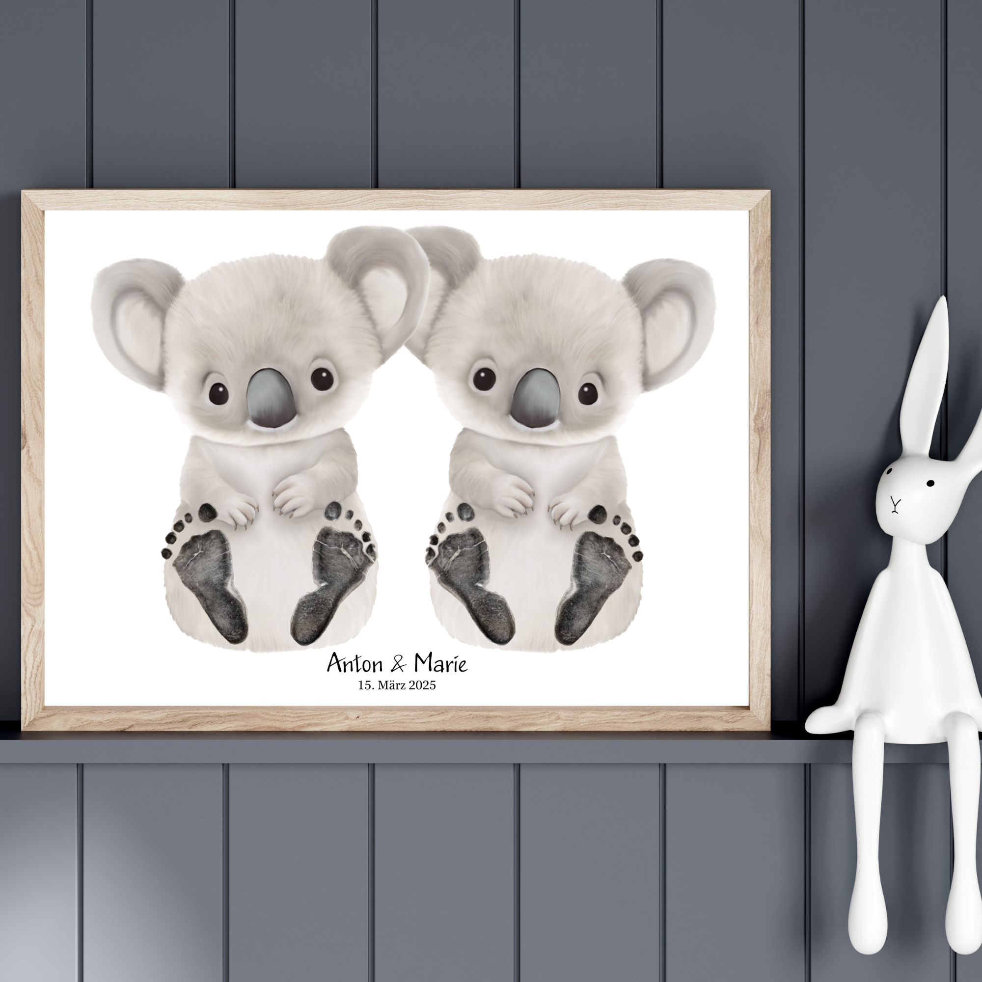 Twins Koala Scandi Kinderzimmer beiger Rahmen Hase Grauer Hintergrund Mockup quer